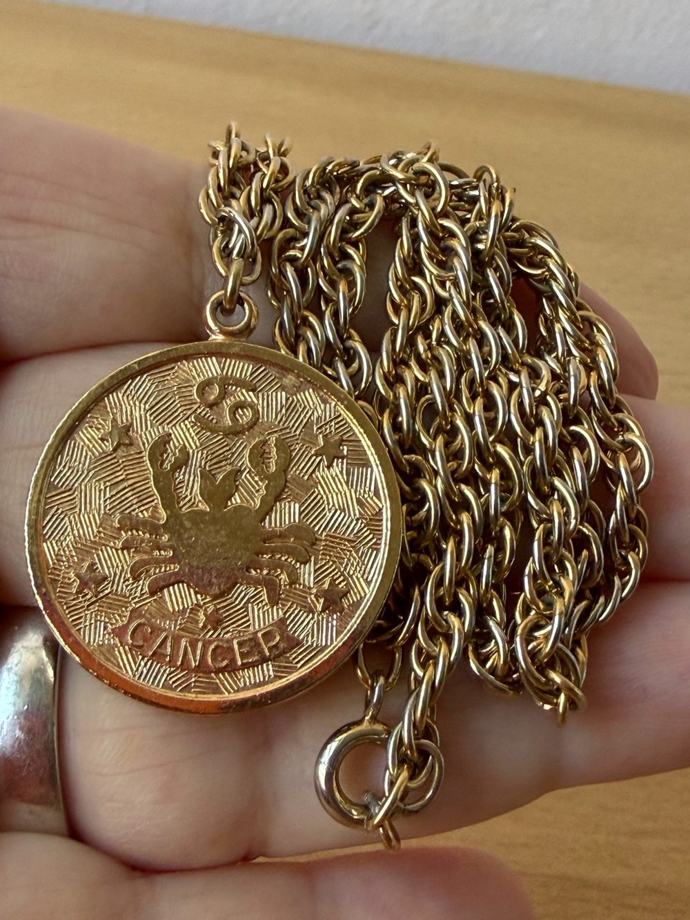 VINTAGE SARAH COVENTRY CANCER ZODIAC DISK PENDANT NECKLACE ROPE CHAIN GOLD TONE